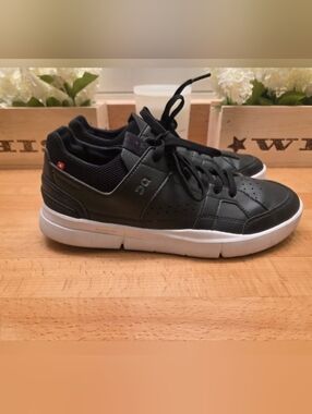 On Running The Roger Advantage Black/White Leather Sneakers Womens Size 9.5